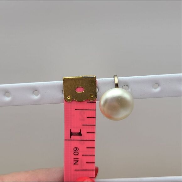 Vintage Faux Pearl screw back earrings - Picture 2 of 3